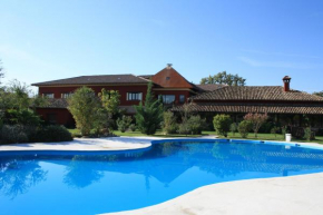 Отель Hotel El Mirlo Blanco  Канделеда